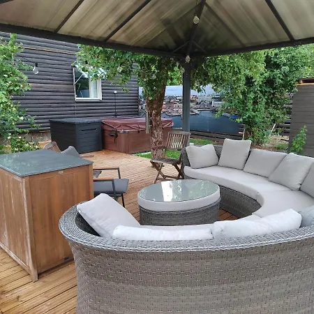 Private Apartment Suite With Sauna Themed Bedroom, Private Jacuzzi, City Center By Train 15Min Helsinki Exterior foto