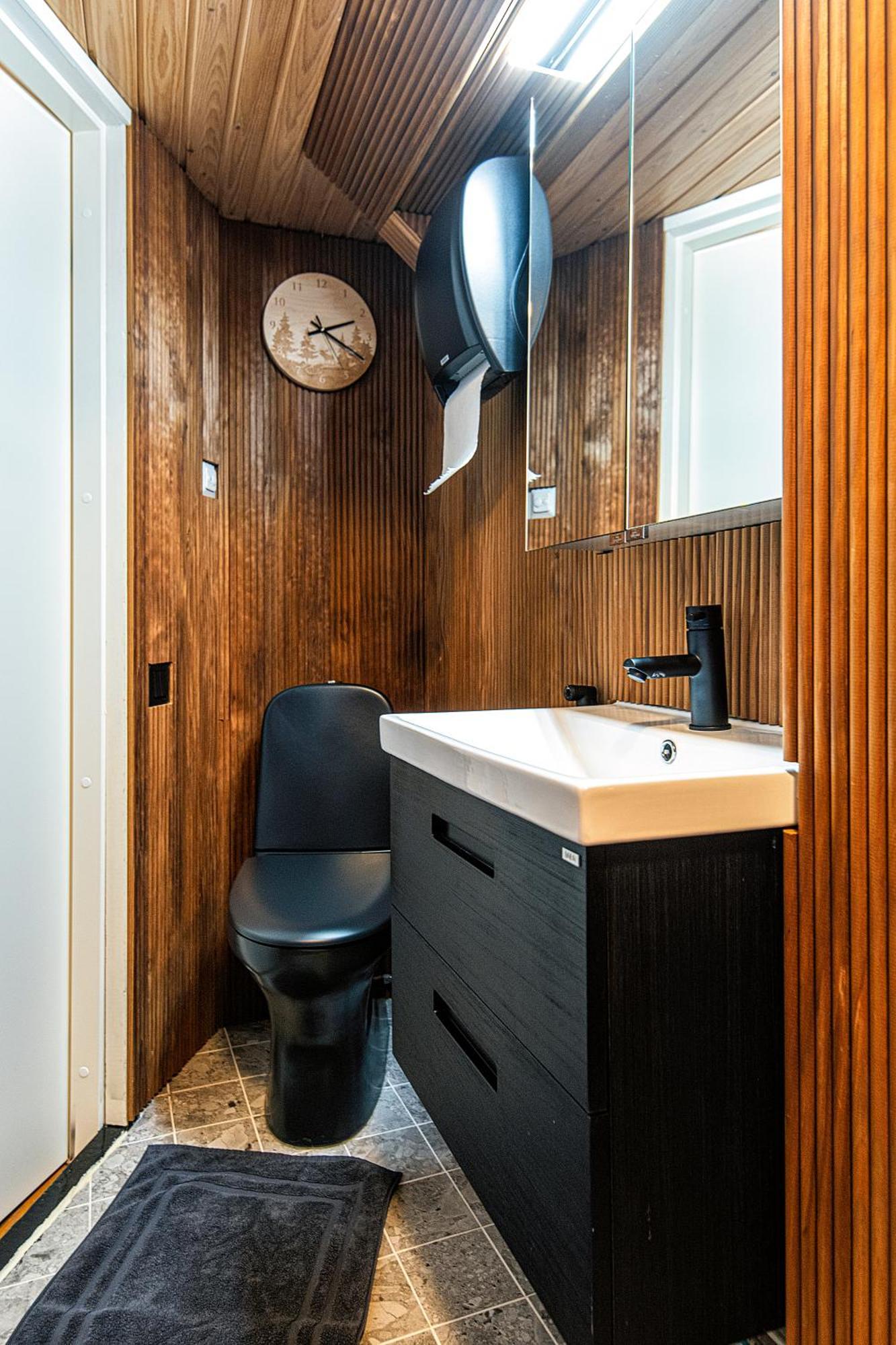 Private With Sauna Themed Bedroom, Private Jacuzzi, Center By Train 15min Helsinki